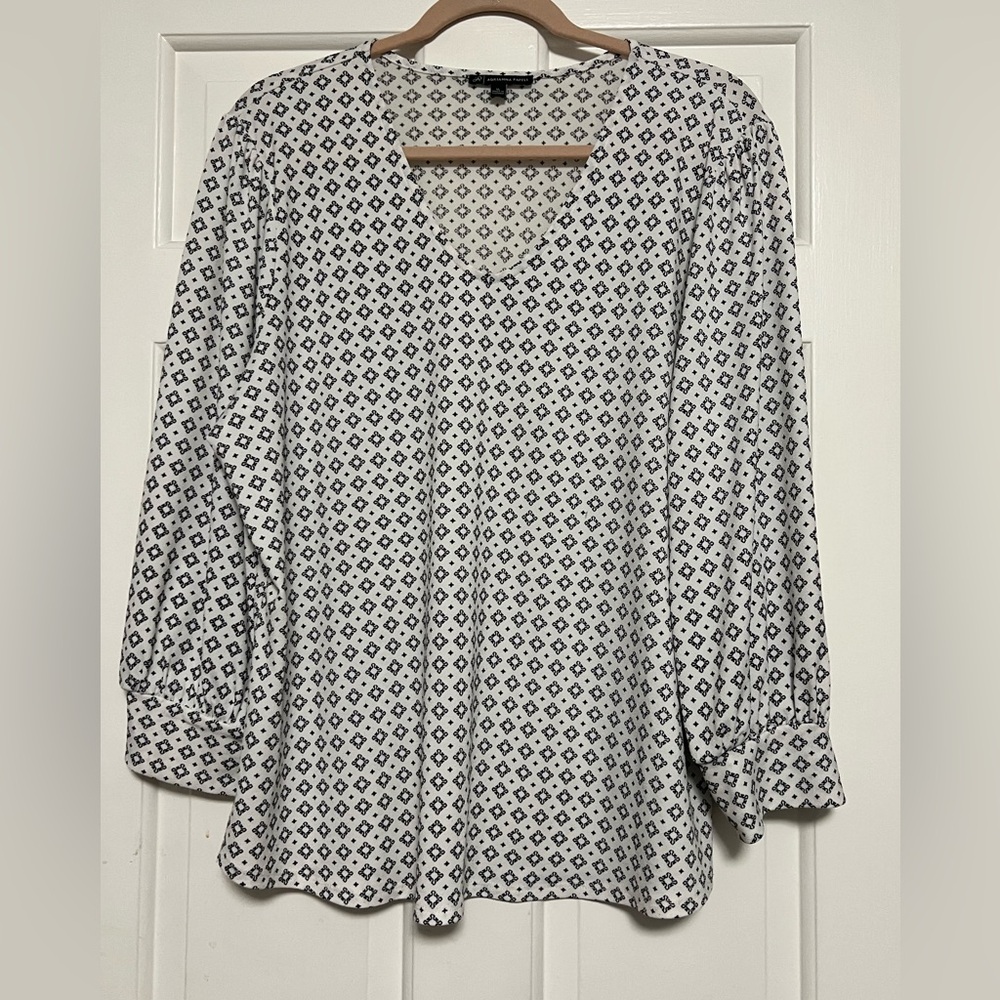 True white and black blouse Size XL